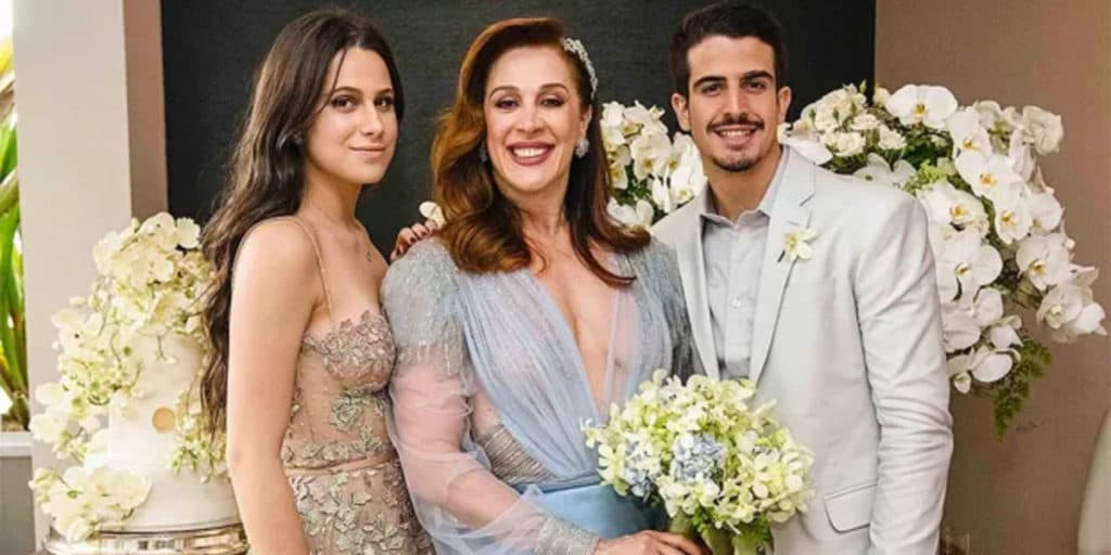 Enzo Celulari flagra Claudia Raia dentro do banheiro e se espanta com o que vê: "O que está acontecendo?"