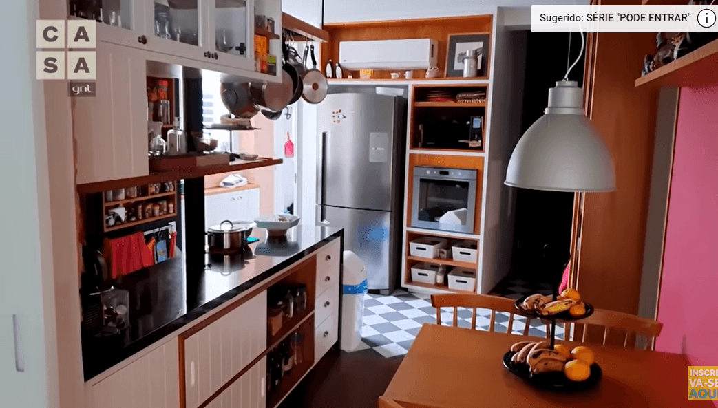 Em um apartamento comum, a cozinha, área de serviço e sala de jantar seria uma coisa só, no da atriz foi pensado para que parecessem áreas distintas (Foto Reprodução Youtube) Em um apartamento comum, a cozinha, área de serviço e sala de jantar seria uma coisa só, no da atriz foi pensado para que parecessem áreas distintas (Foto Reprodução Youtube)