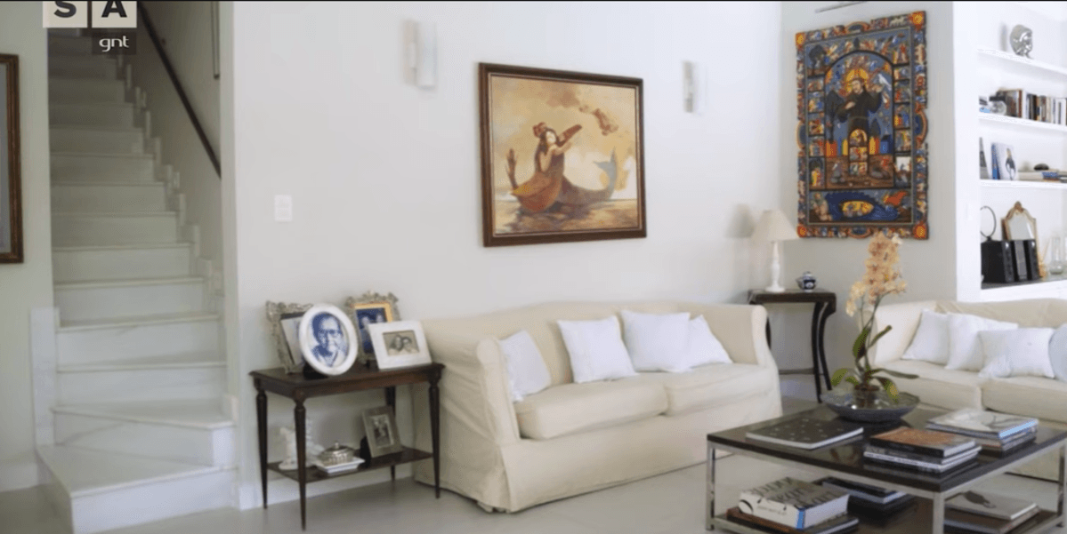 O cantinho do Afeto. como Arlete Salles mencionou, é recheado de livros, fotos antigas e objetos de decorações especiais (Foto Reprodução/Youtube)