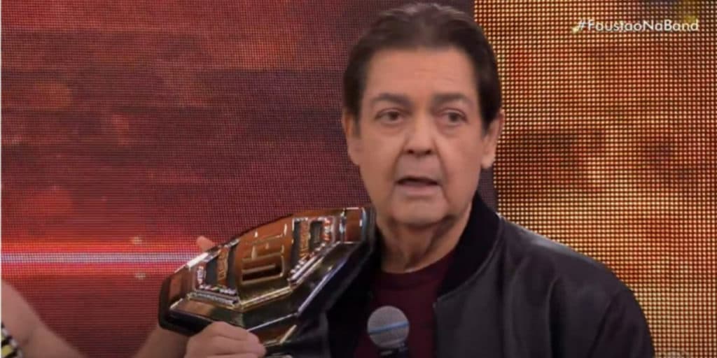 Faustão é surpreendido na Band, usa cinturão de lutador e se emociona: "Impressionante"