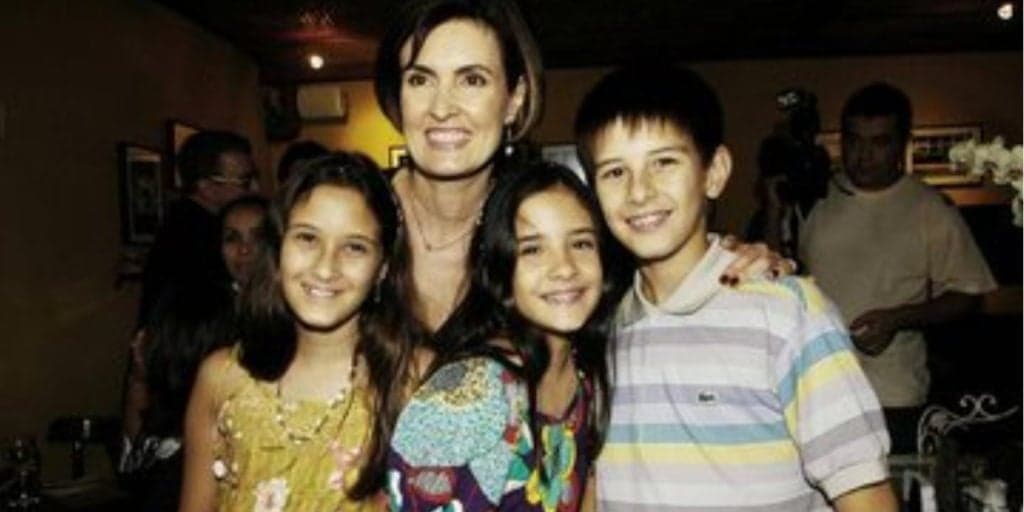 Fátima Bernardes publica foto com filho que assumiu relação e para muitos ele é o mais lindo do Brasil