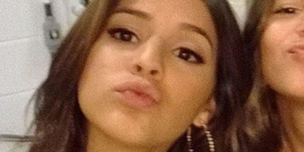 Com 20 anos, irmã de Bruna Marquezine é idêntica à atriz e beleza chama atenção do público
