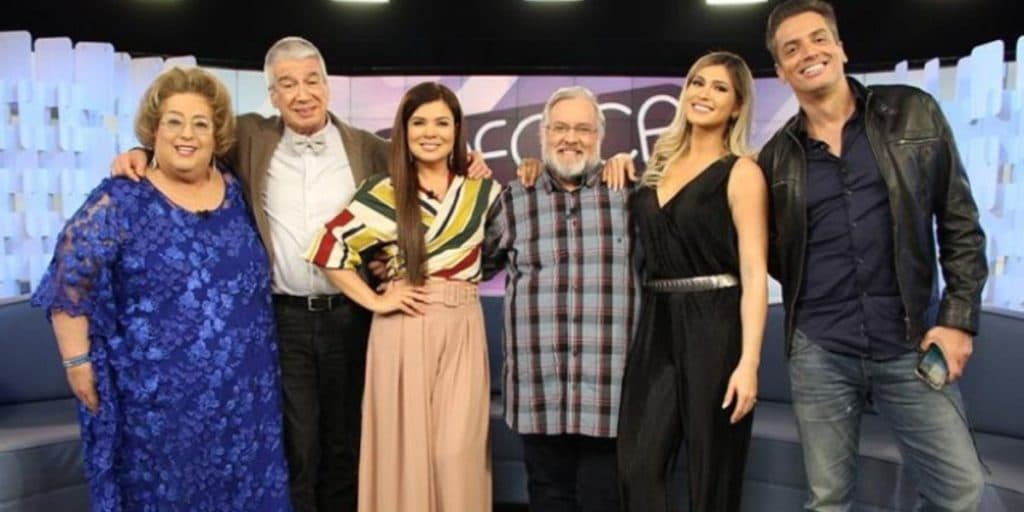 Fofoqueiro famoso da TV foi flagrado por fã chupando p#nis de rapaz na rua e até ofereceu para dividir