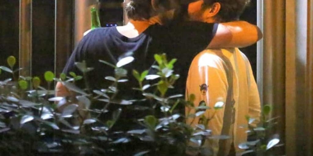 Galã da Globo, apontado como namorado de Marquezine, foi flagrado agarrado e aos beijos com ator da Record