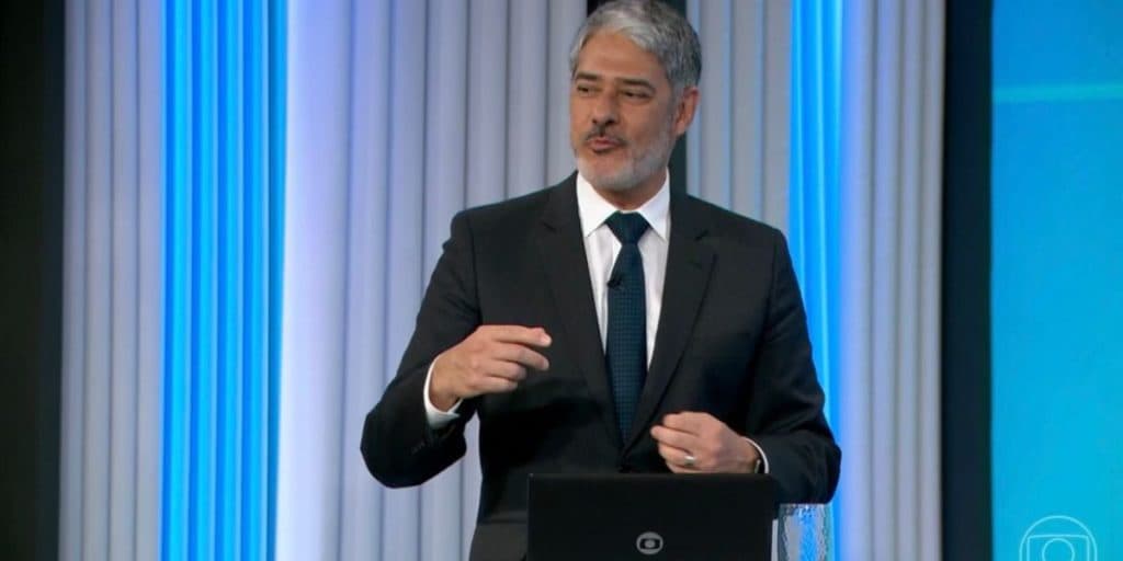 William Bonner comete erro, ao vivo, durante assunto importante e é corrigido imediatamente por jornalista