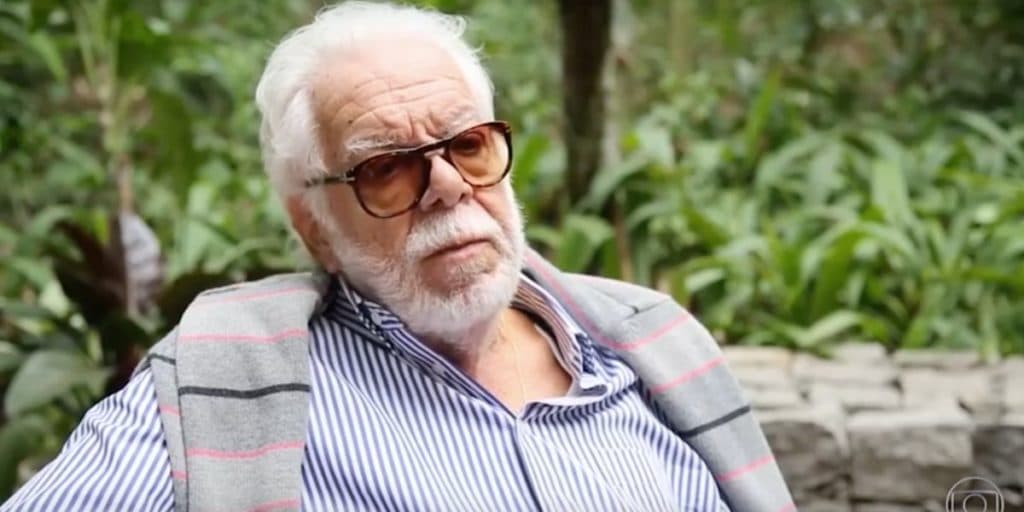 Após 8 anos sumido, autor da Globo, Manoel Carlos ressurge aos 89 anos em foto rara e aparência impressiona