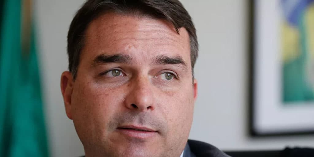 Ex de Eduardo Bolsonaro acusa Flávio Bolsonaro de mandar matar Marielle: “Ninguém tem coragem de falar”