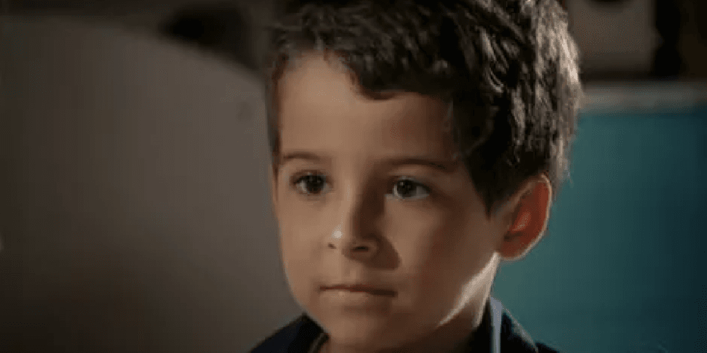 Lembra dele? Ator mirim que fez Junior em Salve Jorge, cresceu e se tornou um jovem lindo