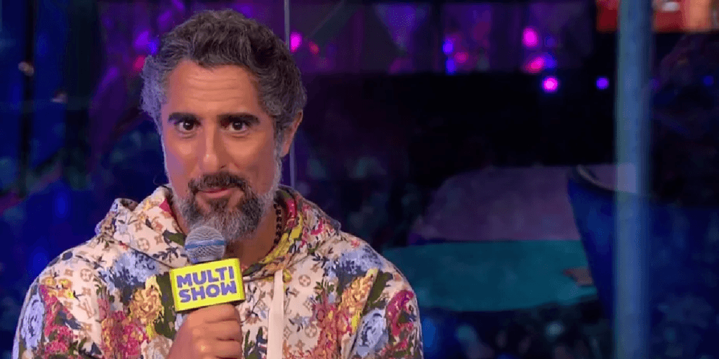 Marcos Mion surge em bastidores, faz pergunta para cantora e ela se joga no chão: "Me descontrolei"