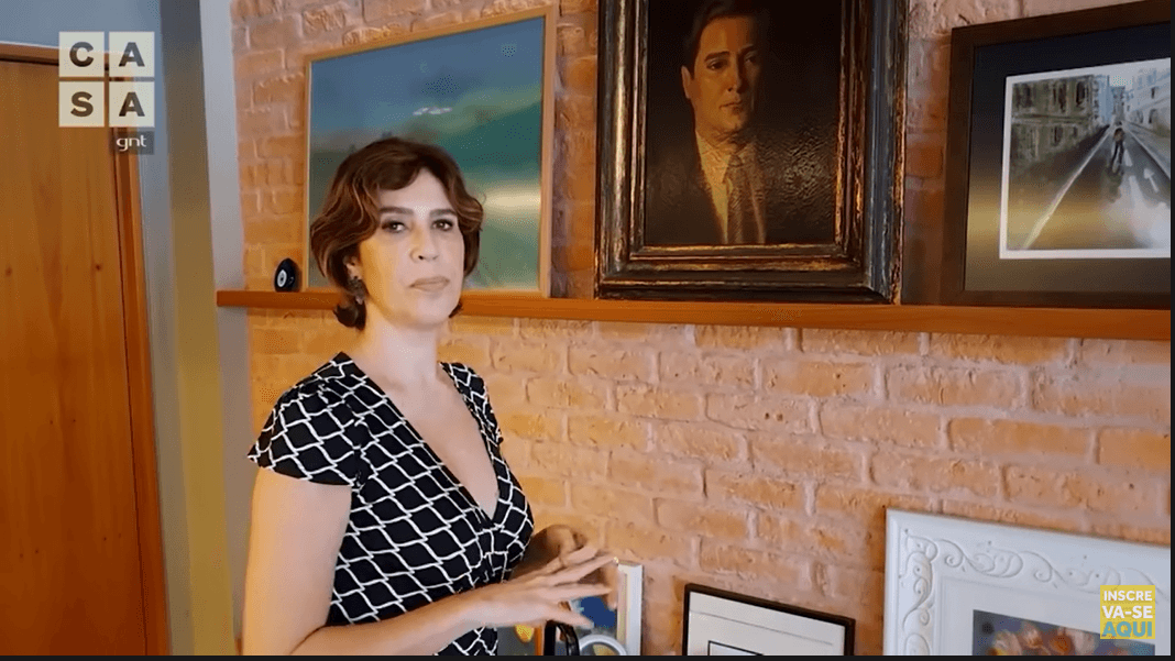 Maria Clara mostra o quadro que o pintor Portinari fez para o seu tio, os dois eram amigos próximos (Foto Reprodução) Maria Clara mostra o quadro que o pintor Portinari fez para o seu tio, os dois eram amigos próximos (Foto Reprodução)