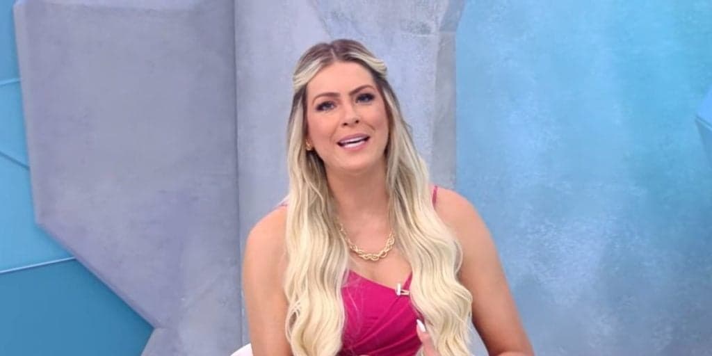 Renata Fan deixa os estúdios do Jogo Aberto, surge fora da Band e deixa público impressionado