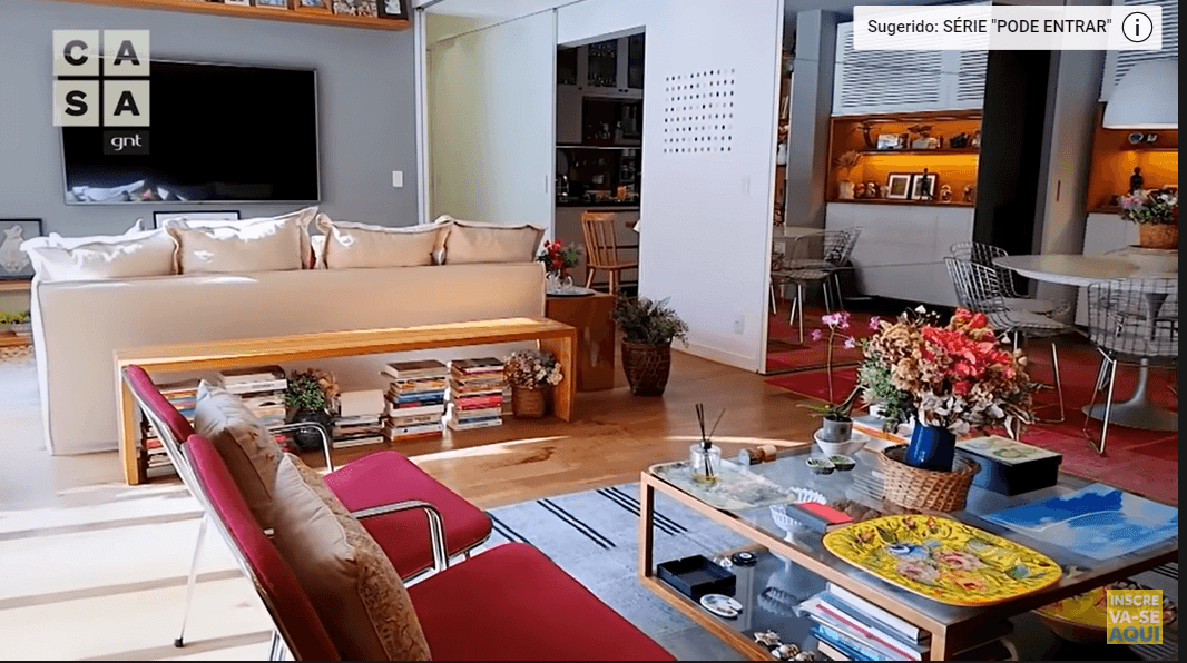 Vista da sala, apesar de ser um apartamento, a composição do apartamento dá efeito de amplitude no ambiente (Foto Reprodução/Youtube) Vista da sala, apesar de ser um apartamento, a composição do apartamento dá efeito de amplitude no ambiente (Foto Reprodução/Youtube)