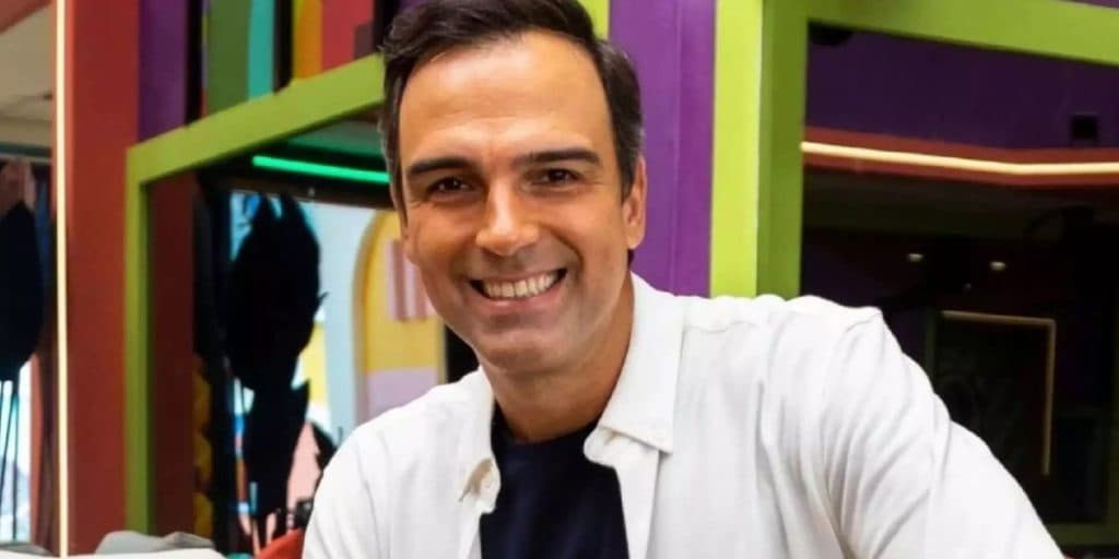 Recatadíssimo, Tadeu Schmidt se disfarça ao ser flagrado em aeroporto com grande amor de sua vida