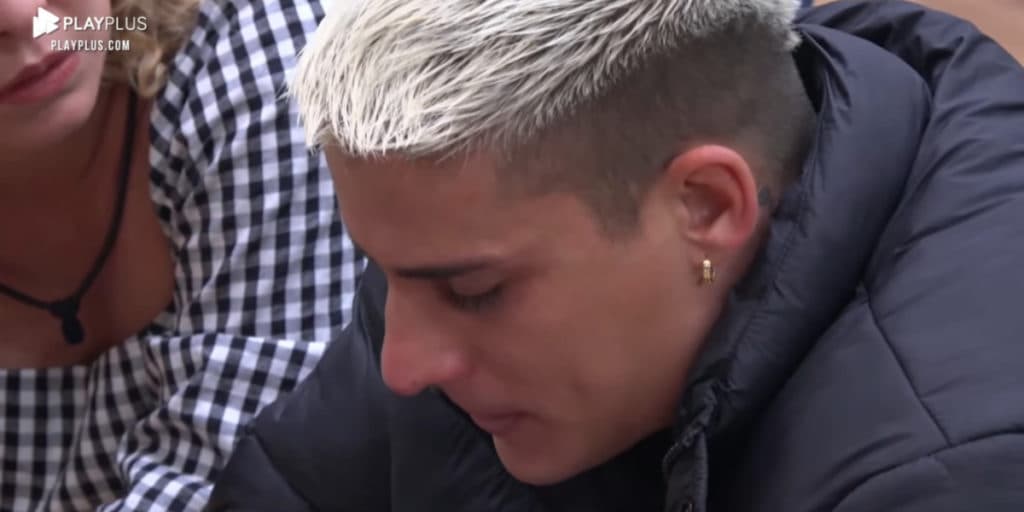 A Fazenda 14: Tiago Ramos bebe demais, pula o cercado e tenta tocar o sino pra desistir do reality