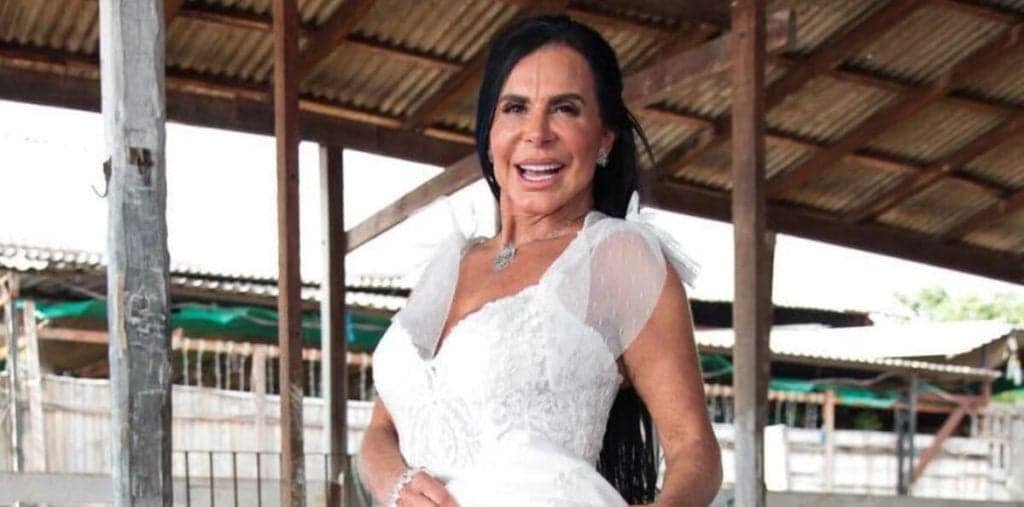 Gretchen casa novamente, resolve mudar e usa peça íntima com o nome do marido nela