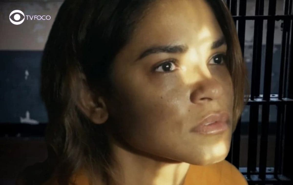 Travessia - Brisa (Lucy Alves) cai em desgraça e enfrenta pesadelo pior que a prisão na novela escrita por Gloria Perez (Foto: Reprodução / Globo / Montagem TV Foco)