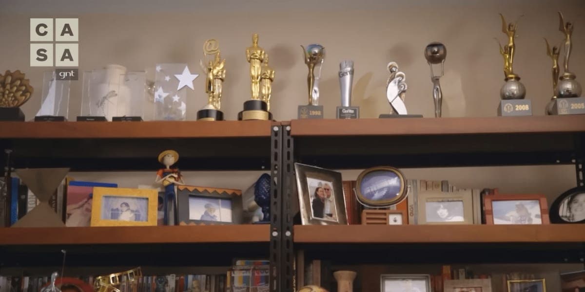 Estante com prateleira cheia de troféus de Lilia Cabral (Reprodução: Youtube) Estante com prateleira cheia de troféus de Lilia Cabral (Reprodução: Youtube)