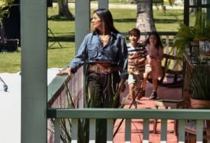 Filó (Dira Paes) com os filhos de Irma e Juma (Theo e Lia Luperi), vendo o Velho do Rio de longe (Foto: Roberto Teixeira / Gshow) Filó (Dira Paes) com os filhos de Irma e Juma (Theo e Lia Luperi), vendo o Velho do Rio de longe (Foto: Roberto Teixeira / Gshow)