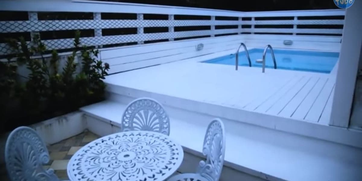 Área externa da cobertura com uma enorme piscina (Reprodução: Youtube)