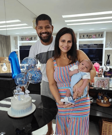 Atriz Viviane Araújo publica clique raro ao lado da família e deixa seguidores encantados - Foto Reprodução