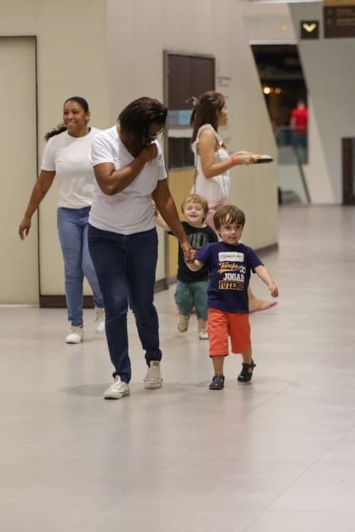 Dona Déa, mãe de Paulo Gustavo teve uma tarde divertida ao lado dos netos, filhos de Paulo Gustavo - Fotos: Victor Chapetta/AgNews