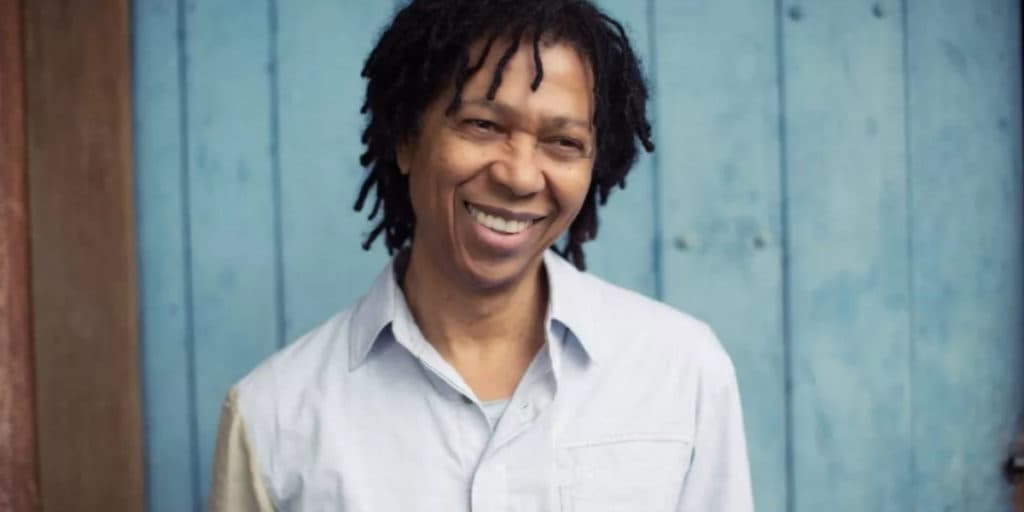 Discreto, Djavan é flagrado em raro momento ao lado de seu grande amor e fotos provam o que poucos sabiam