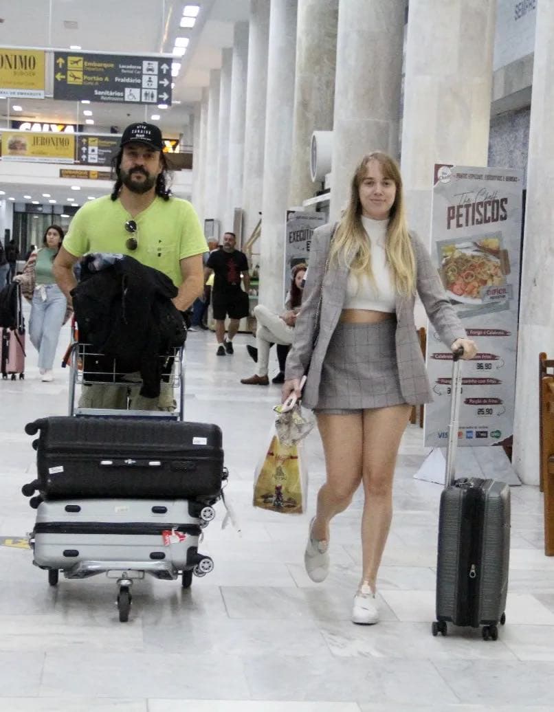 Gabriel Pensador é flagrado junto de namorada 27 anos mais nova Gabriel Pensador é flagrado junto de namorada 27 anos mais nova