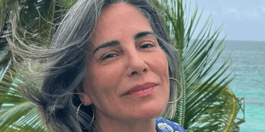 Glória Pires, aos 59, mostra corpão de biquíni cavado e prova que é uma das mulheres mais lindas do Brasil