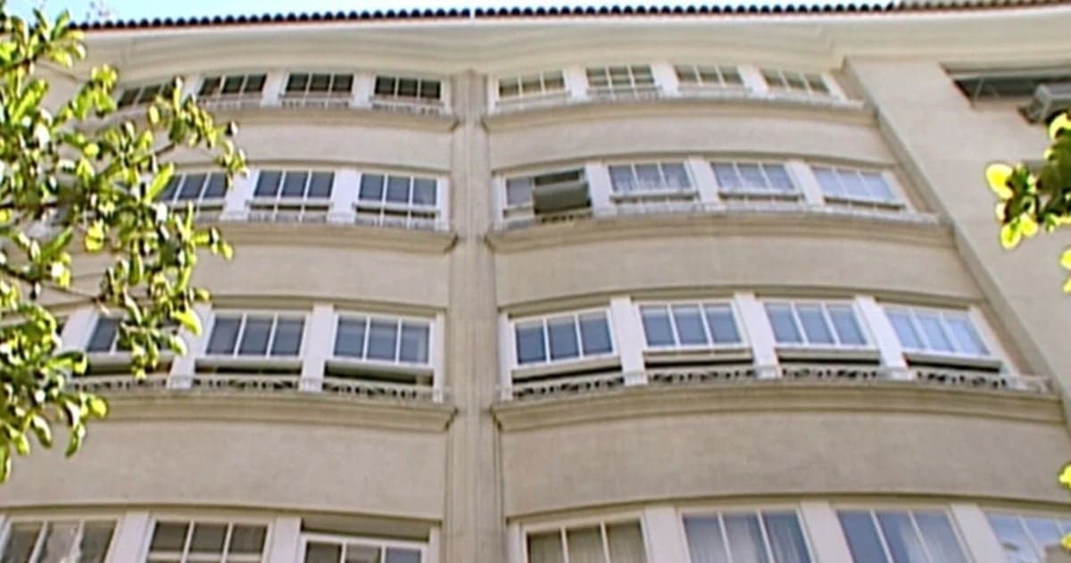 A famosa fachada do prédio de luxo com cinco andares de Laços de Família A famosa fachada do prédio de luxo com cinco andares de Laços de Família