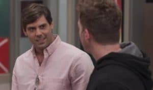 Hugo (Raphael Theophilo) e Enzo (Pablo Sanábio) em Cara e Coragem; os dois protagonizarão um beijo (Foto: Reprodução / Globo / Montagem TV Foco) Hugo (Raphael Theophilo) e Enzo (Pablo Sanábio) em Cara e Coragem; os dois protagonizarão um beijo (Foto: Reprodução / Globo / Montagem TV Foco)