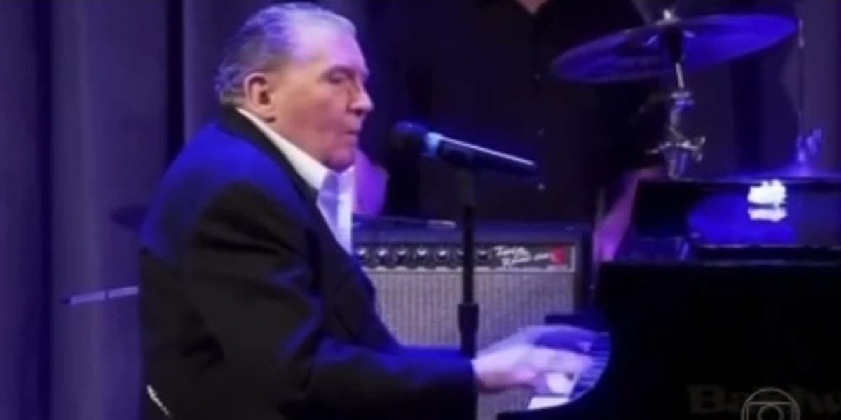 Jerry Lee Lewis faleceu aos 87 anos de idade e foi homenageado no Jornal Hoje (Reprodução: Globo) Jerry Lee Lewis faleceu aos 87 anos de idade e foi homenageado no Jornal Hoje (Reprodução: Globo)
