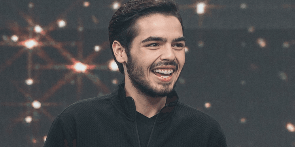 Discreto, filho de Faustão surgiu aos beijos com seu novo amor e entregou o que todos queriam saber