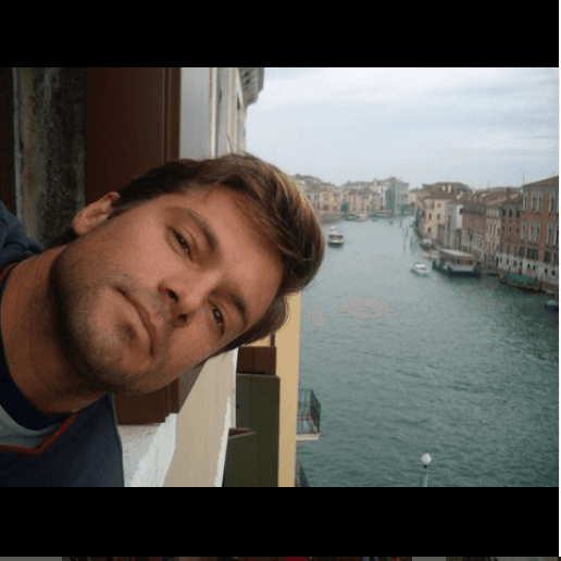  Claudio Heinrich, astro de Uga Uga, da Globo,  está longe da televisão há quase uma década e surgiu irreconhecível  - Reprodução Instagram