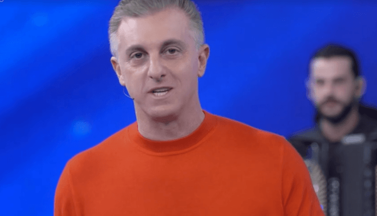 Luciano Huck revela "segredo" envolvendo ator de "Pantanal" e surpreende no palco do "Domingão": "Não pede nada"