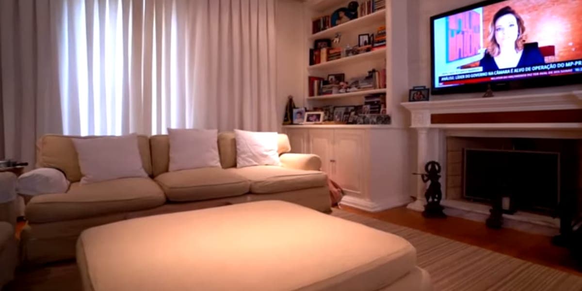 Sala de televisão da residência do cantor (Reprodução: Youtube) 