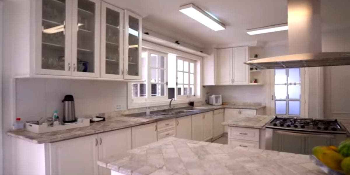 Cozinha espaçosa da casa de Fábio Jr. (Reprodução: Youtube)