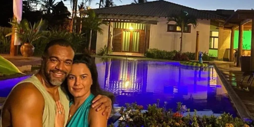 5 suítes, sala de vidro e piscina privativa: essa foi a mansão que Denílson e Luciele curtiram as férias