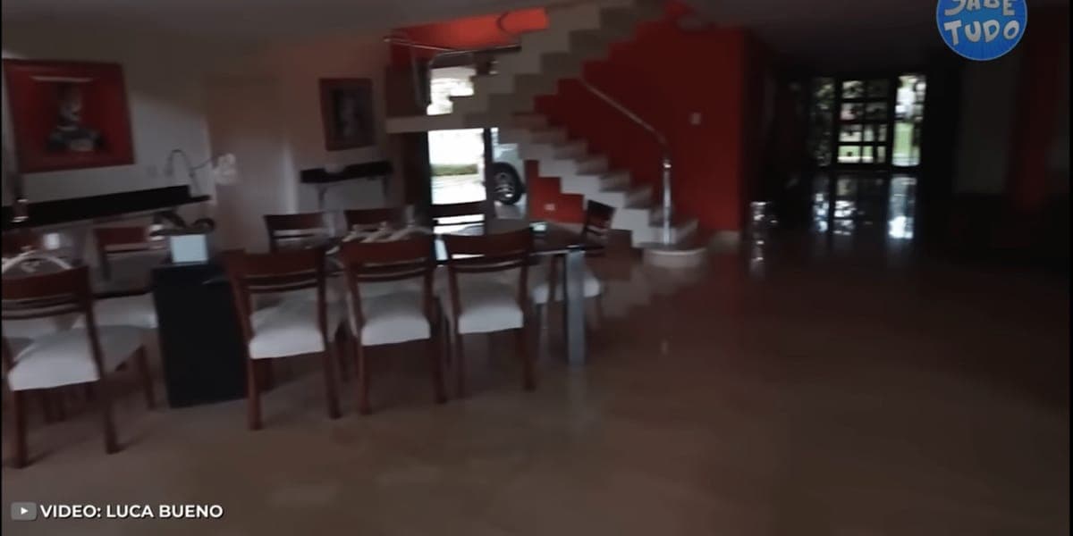 Espaço interno muito espaçoso e colorido (Reprodução: Youtube) Espaço interno muito espaçoso e colorido (Reprodução: Youtube)