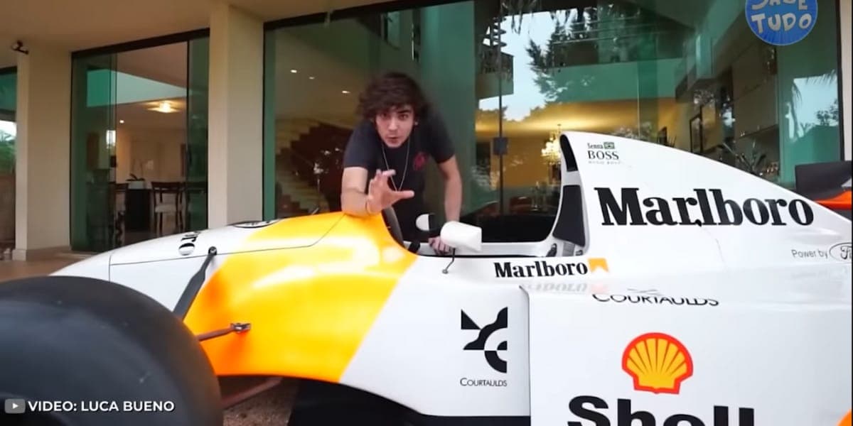 Carro de Fórmula 1 como decoração da mansão (Reprodução: Youtube) Carro de Fórmula 1 como decoração da mansão (Reprodução: Youtube)