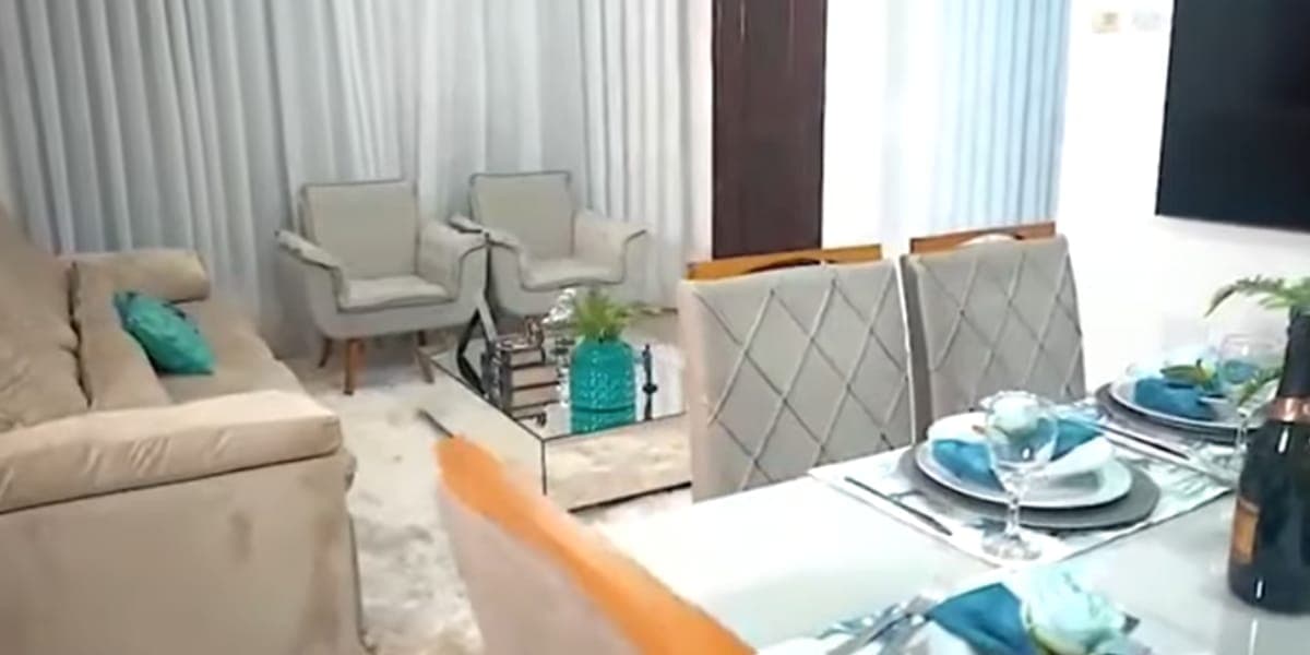 Outro ângulo da sala de jantar- integrada com a sala de estar (Reprodução: Youtube) Outro ângulo da sala de jantar- integrada com a sala de estar (Reprodução: Youtube)