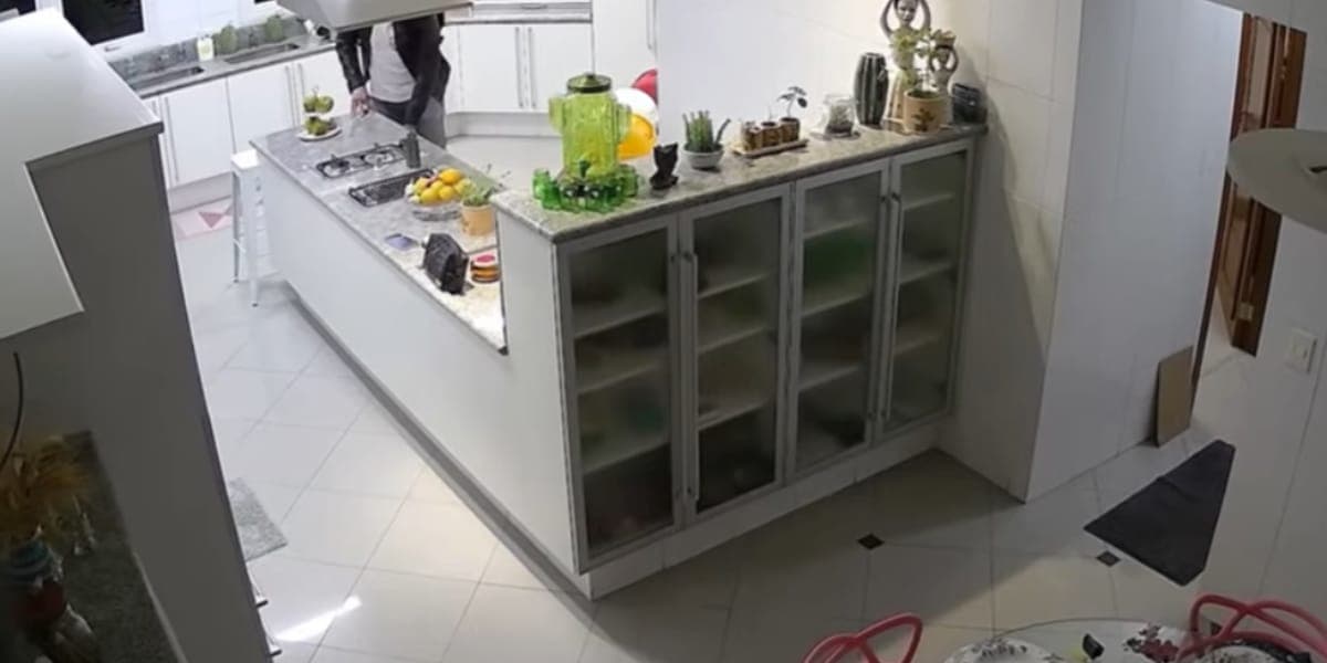 Parte da cozinha da residência (Reprodução: Youtube) Parte da cozinha da residência (Reprodução: Youtube)