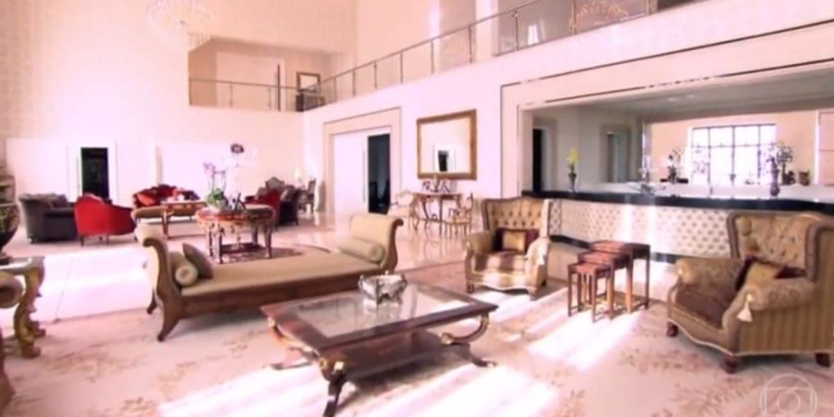 Grande sala, com muito espaço para a família e os amigos (Reprodução: Youtube) Grande sala, com muito espaço para a família e os amigos (Reprodução: Youtube)