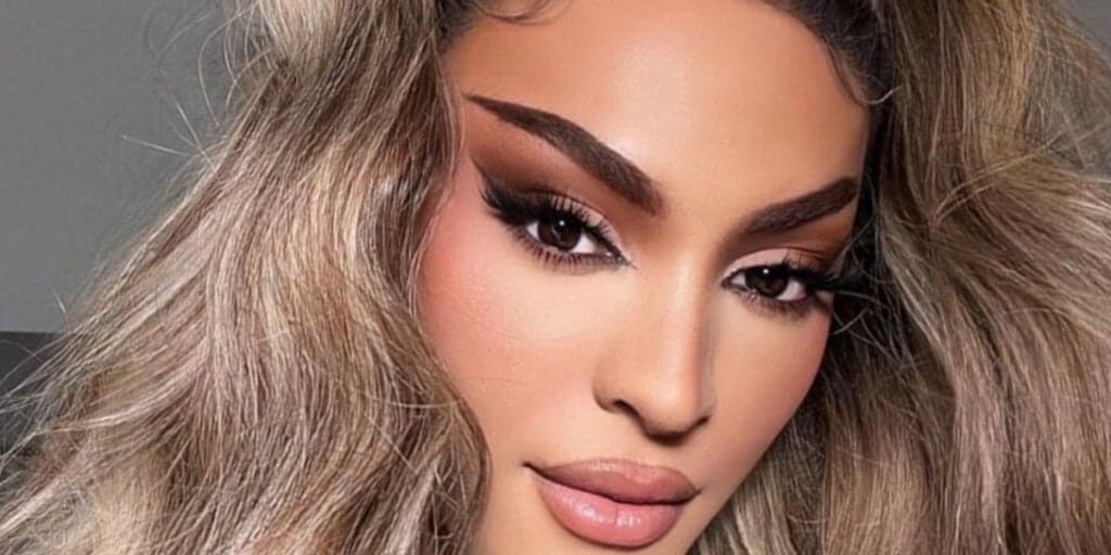 Pabllo Vittar empina bumbum GG em foto 'quente' e faz fio-dental desaparecer: "Queimadinha"