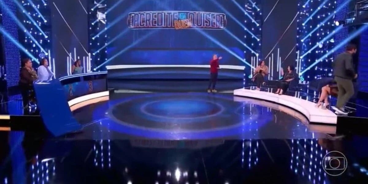 Luciano Huck vendo o padre indo embora em meio a risos (Foto Reprodução/Internet)
