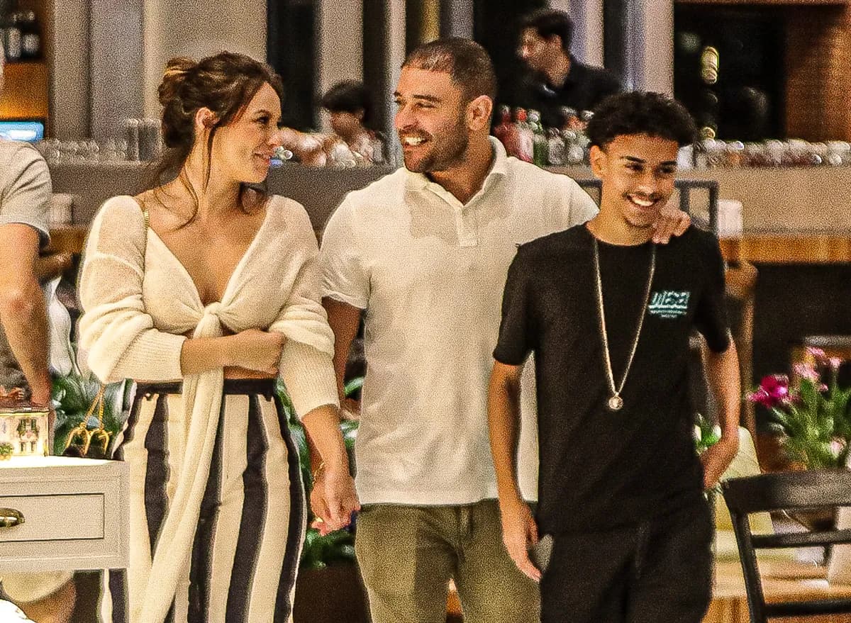 Diogo Nogueira passeia com Paolla Oliveira e o filho, Davi Nogueira, em shopping no Rio de Janeiro (Foto: AgNews) Diogo Nogueira passeia com Paolla Oliveira e o filho, Davi Nogueira, em shopping no Rio de Janeiro (Foto: AgNews)