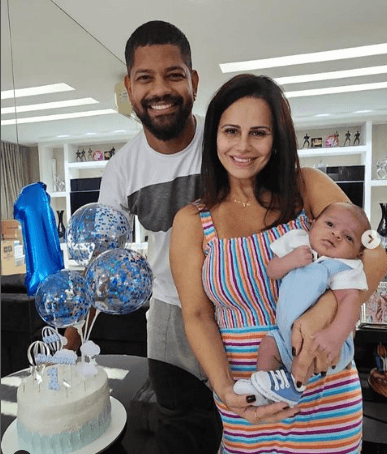 Atriz Viviane Araújo publica clique raro ao lado da família e deixa seguidores encantados - Foto Reprodução