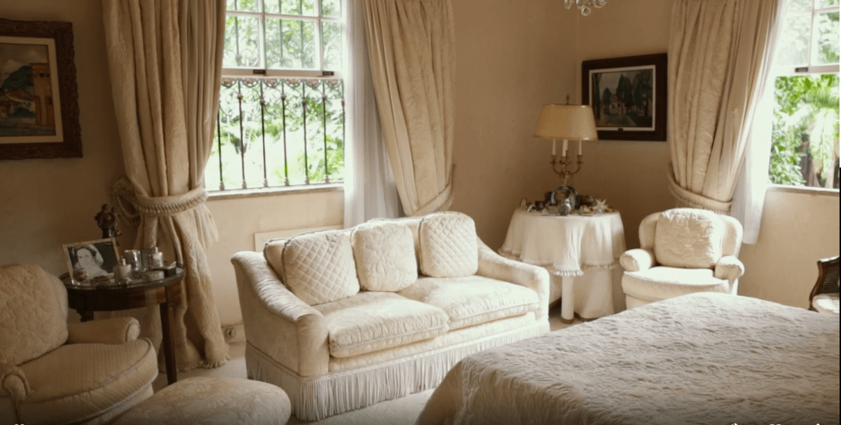 Um dos quartos da mansão, extremamente confortável com muitos móveis e itens decorativos (Foto Reprodução/Internet) Um dos quartos da mansão, extremamente confortável com muitos móveis e itens decorativos (Foto Reprodução/Internet)