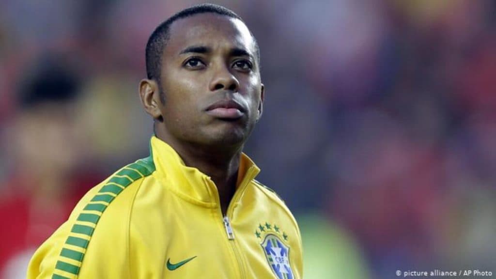 Itália pede extradição de Robinho por crime de estupro, mas Brasil salva pele do jogador com manobra