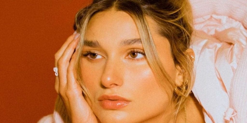 "Com biquíni fininho", Sasha Meneghel é uma das mais lindas do país e fotos quentes provam
