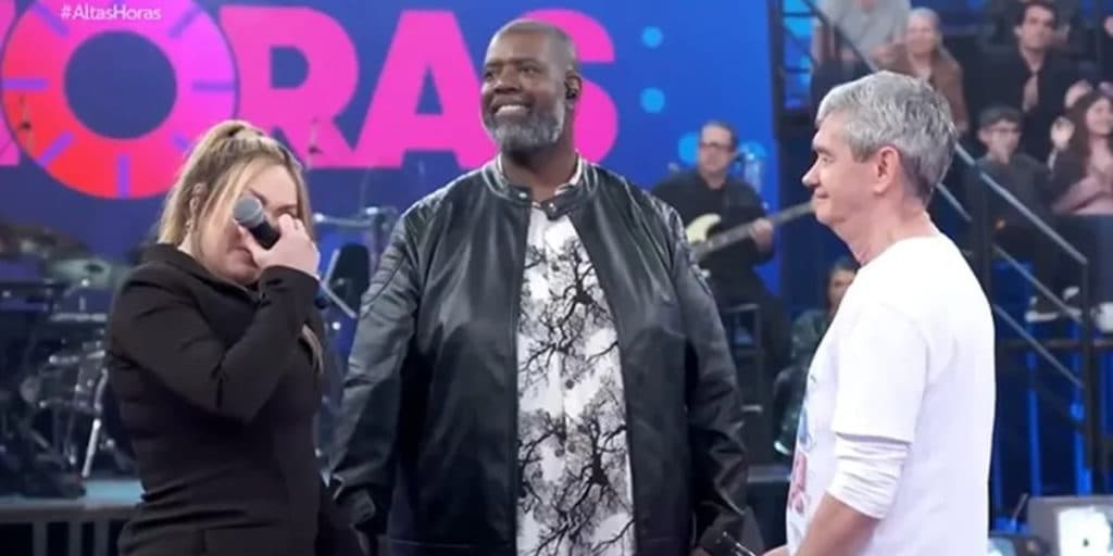 Lutando contra o câncer, Simony chora no palco do Altas Horas e desabafa: "É o finalzinho para a cura"